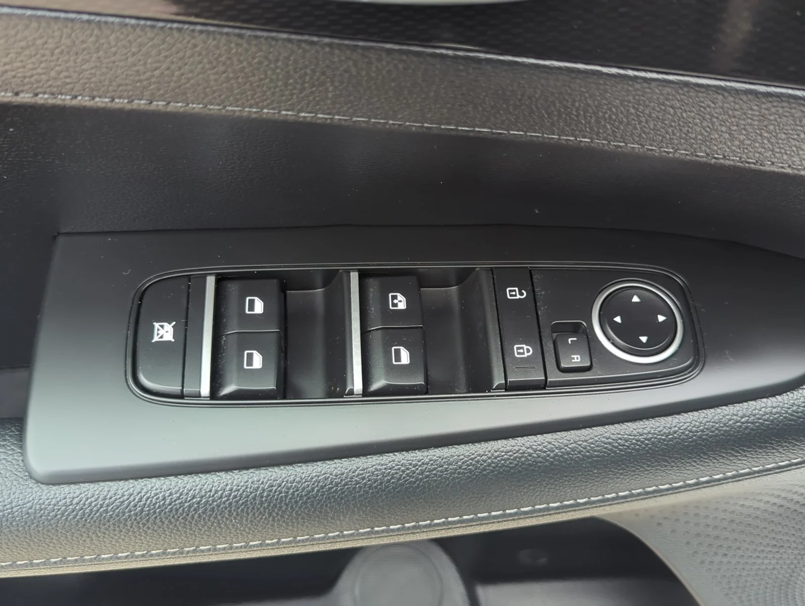 Used 2024 Snow White Pearl Kia GT-Line image 11