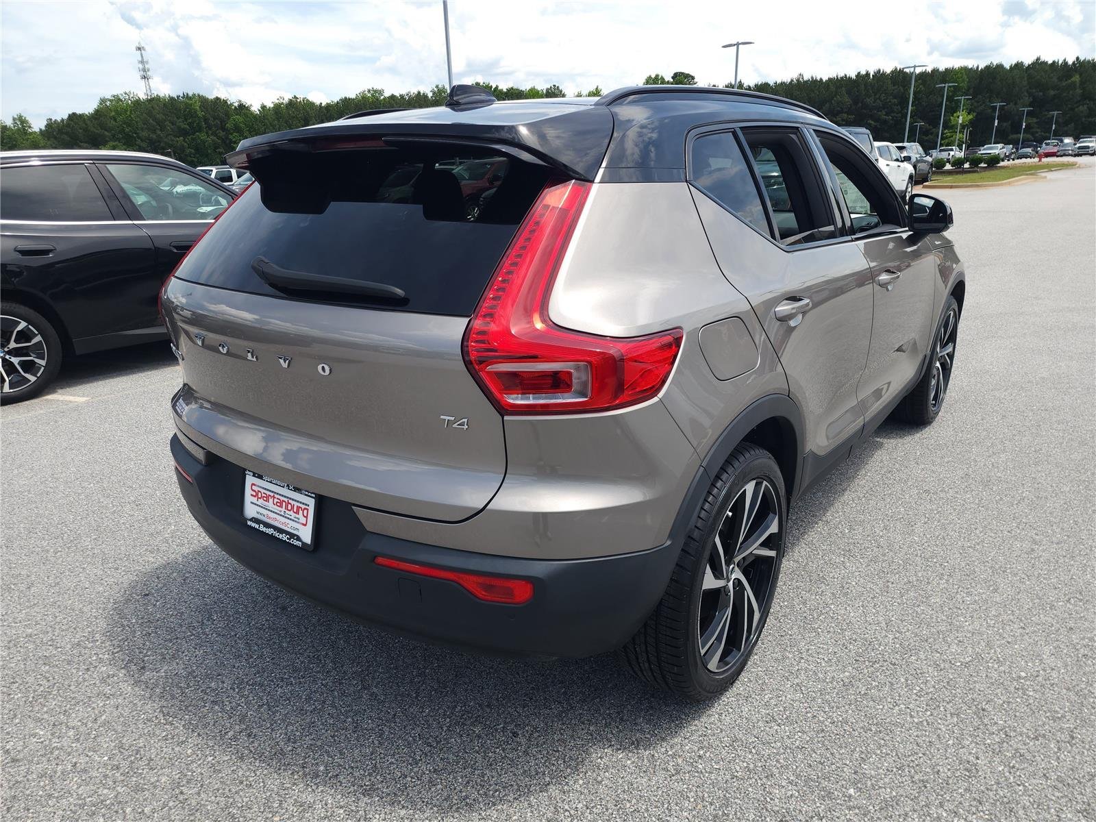 Used 2022 Pebble Grey Metallic Volvo R-Design image 6
