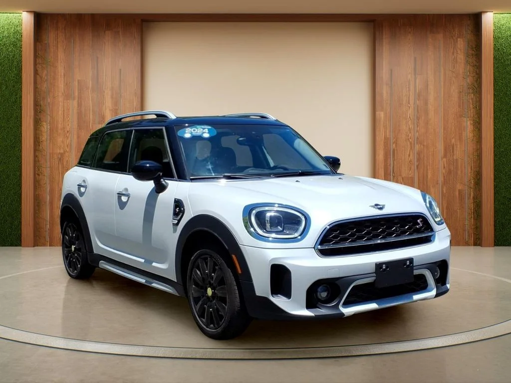Used 2024 White MINI Classic image 1