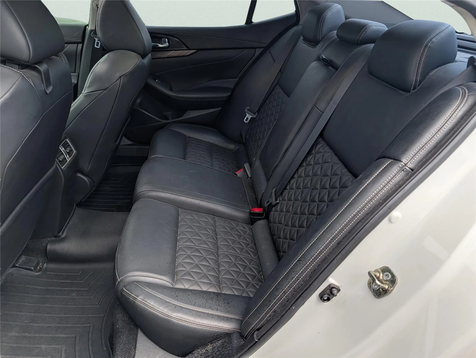 Used 2017 Pearl White Nissan Platinum image 31