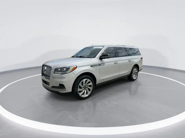 Used 2024 White Lincoln Reserve image 3