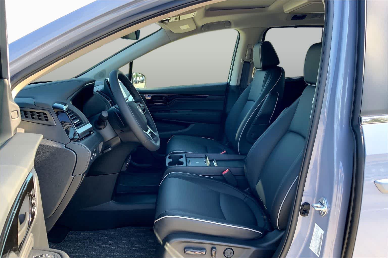 New 2027 Sonic Gray Pearl Honda Touring image 9