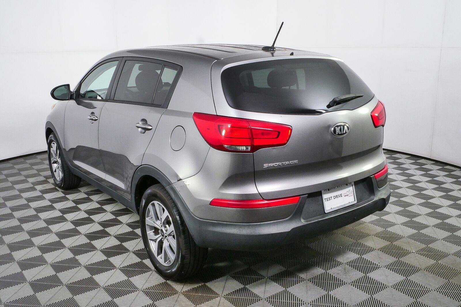 Used 2016 Mineral Silver Kia LX image 31