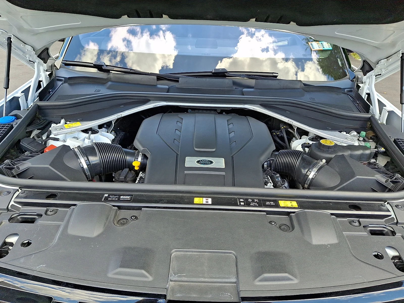 Certified Used 2023 Fuji White - 1AA Land Rover Autobiography image 28