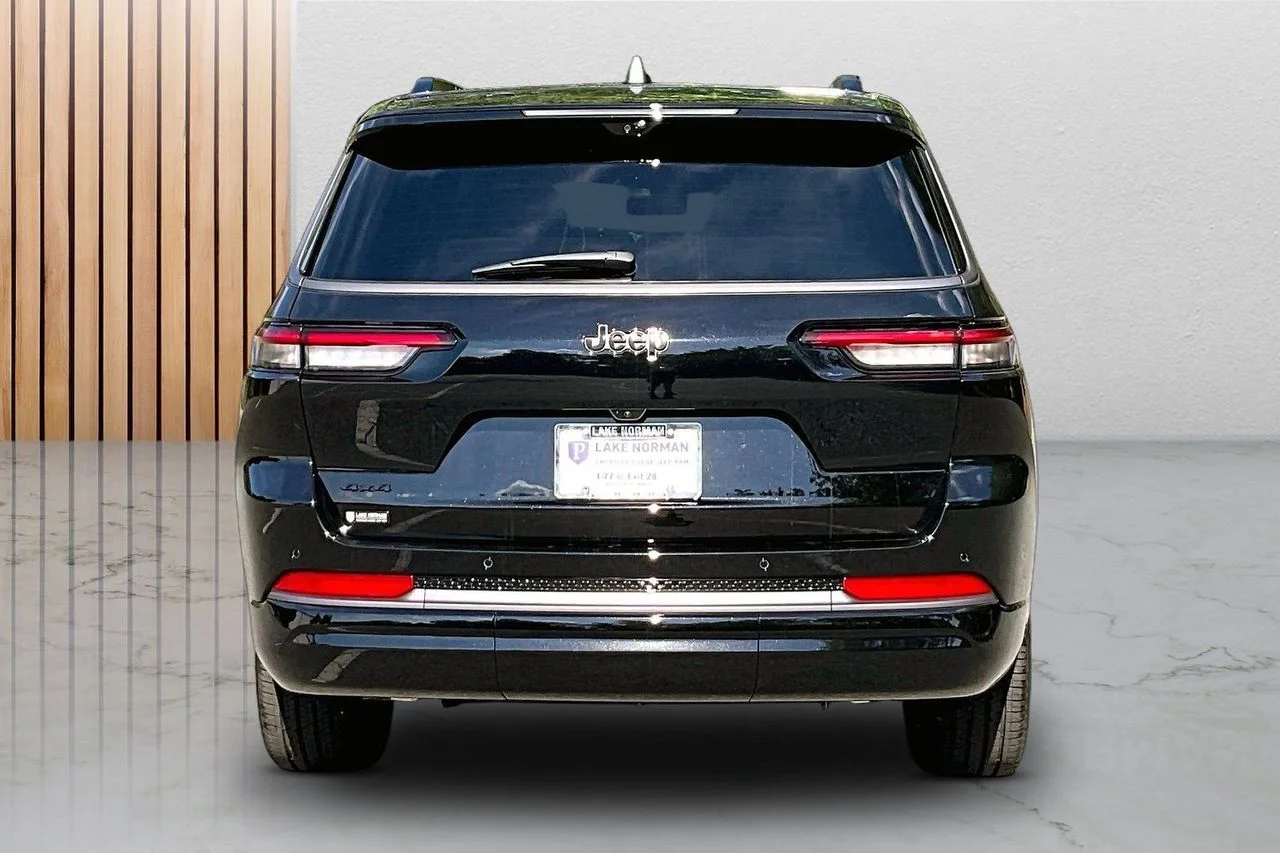 New 2026 Diamond Black Crystal Pearl-Coat Exterior Paint Jeep Limited image 8