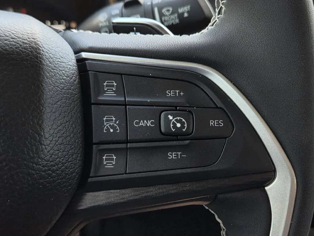 Used 2023 Red Jeep Laredo image 19