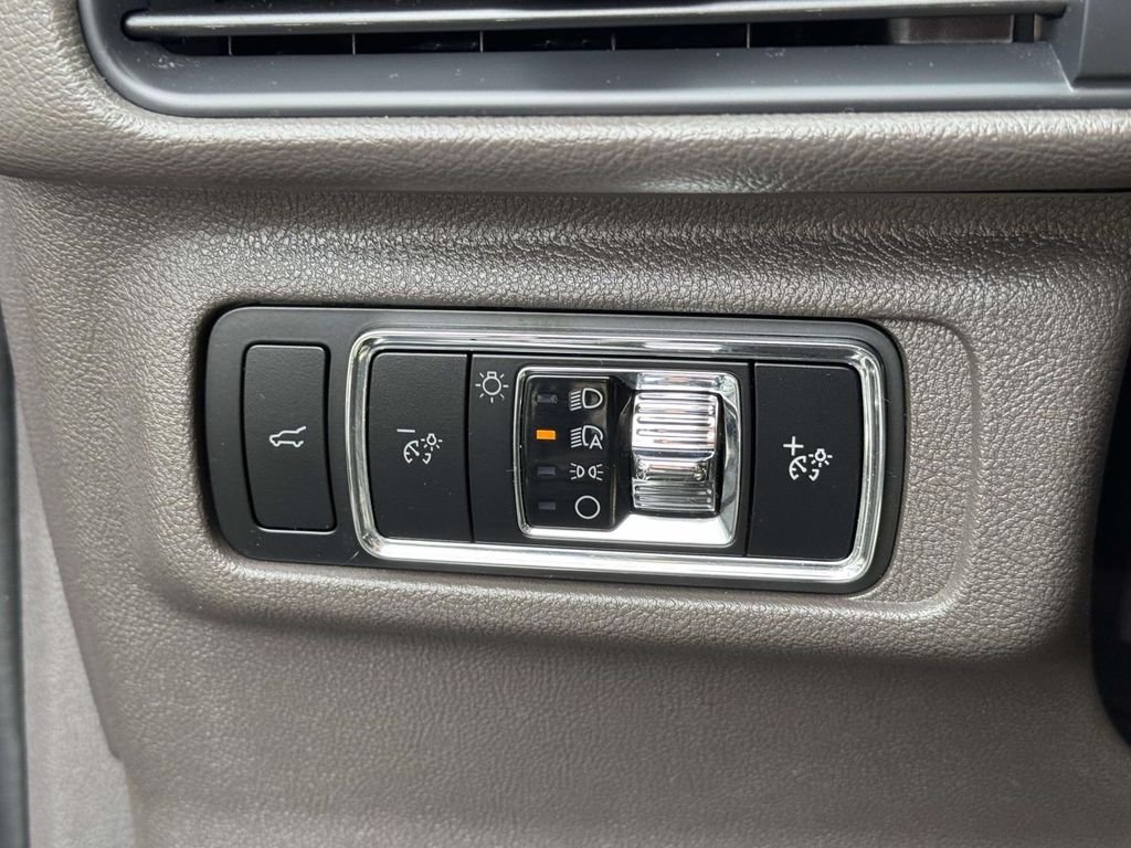 Used 2023 Blue Lincoln Standard image 17
