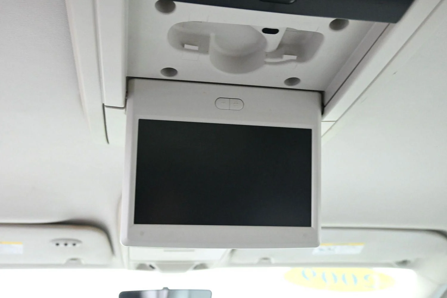 Used 2009 Bright Silver Metallic Chrysler Touring image 30