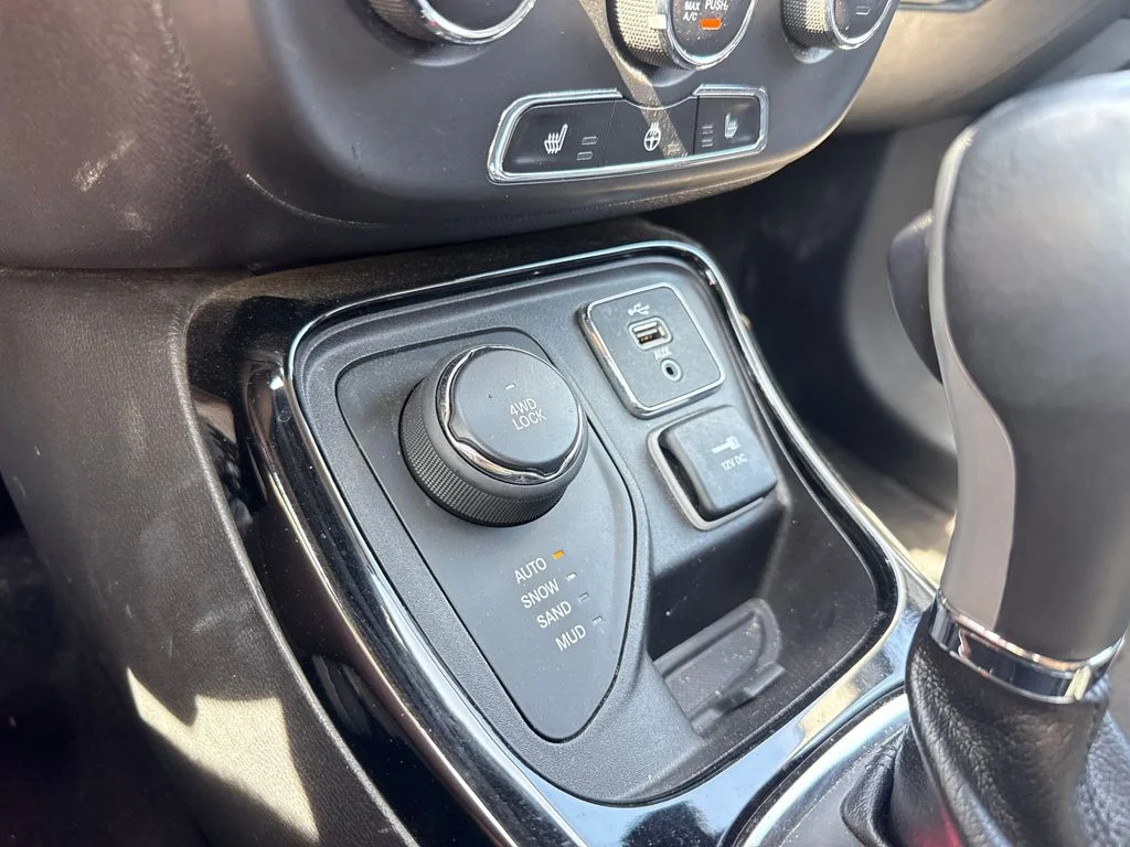 Used 2018 White Jeep Latitude image 20