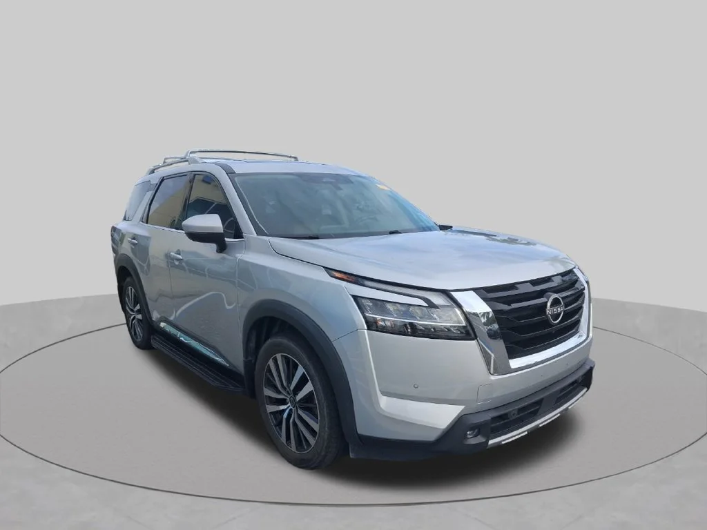 Used 2022 Silver Nissan Platinum image 3
