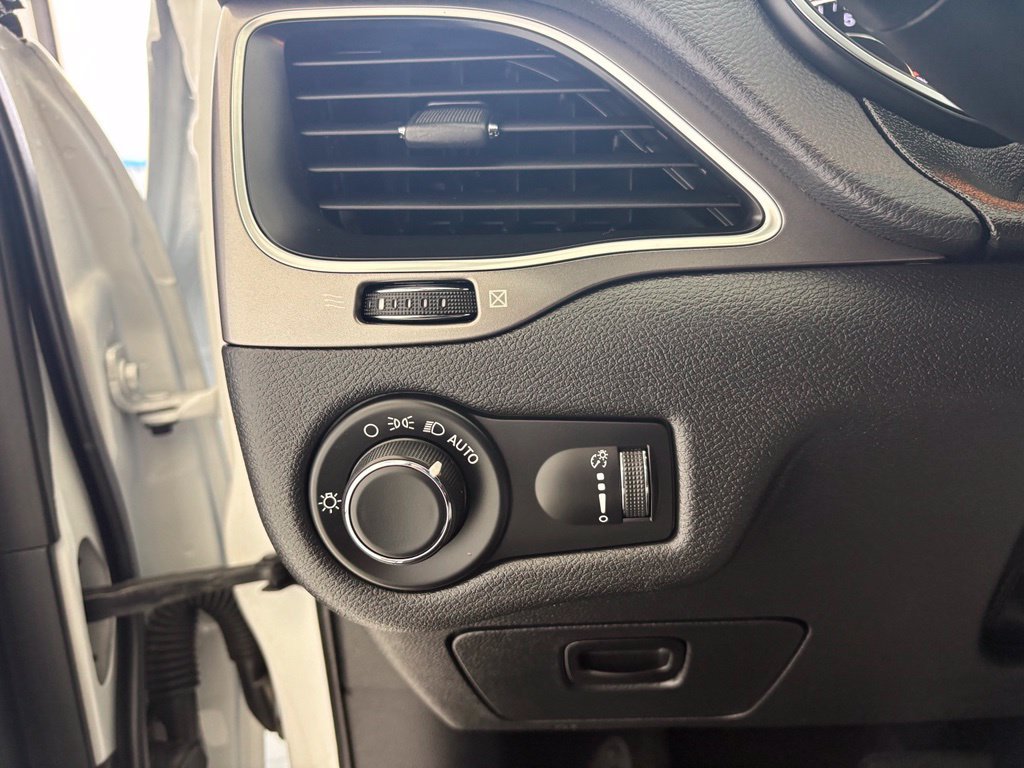 Used 2020 White Jeep Latitude image 6