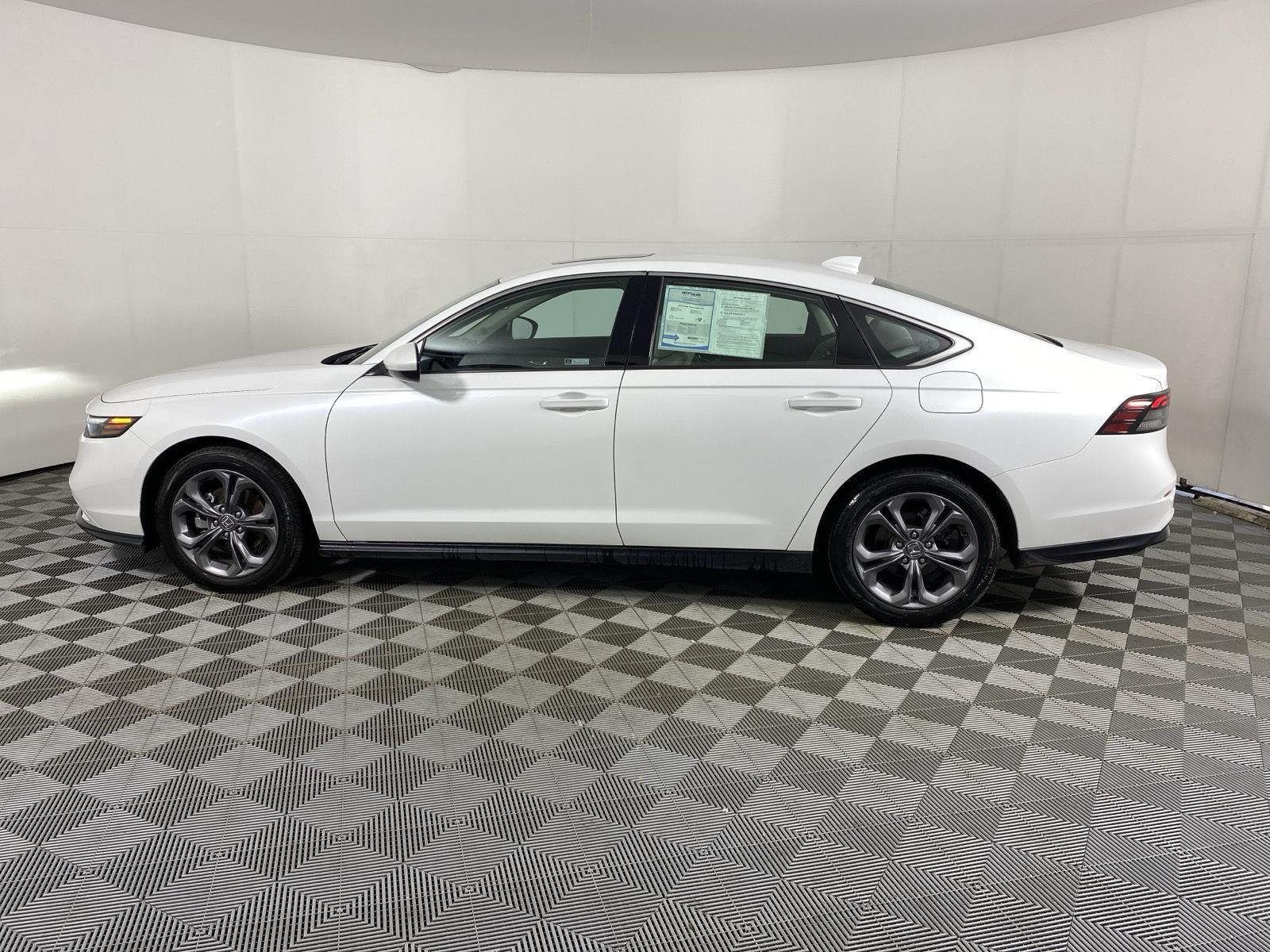 Used 2024 Platinum White Pearl Honda EX image 4