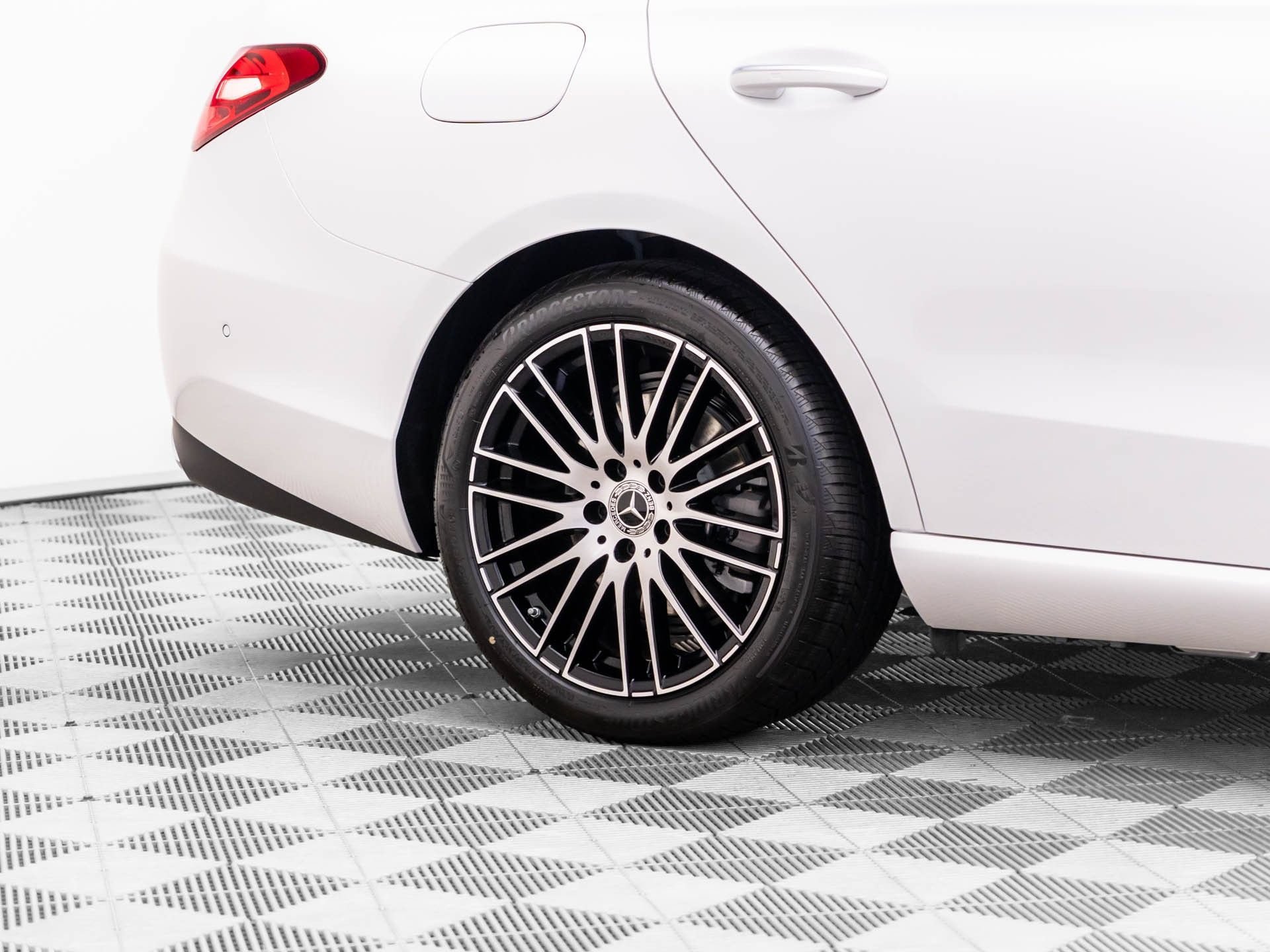 New 2026 MANUFAKTUR Moonlight White Metallic Mercedes-Benz C 300 image 87