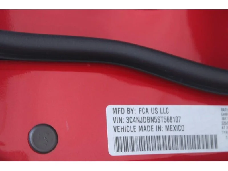 New 2025 Red Hot Pearl-Coat Exterior Paint Jeep Latitude image 8