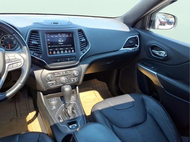 Used 2021 Beige Jeep Latitude Lux image 19
