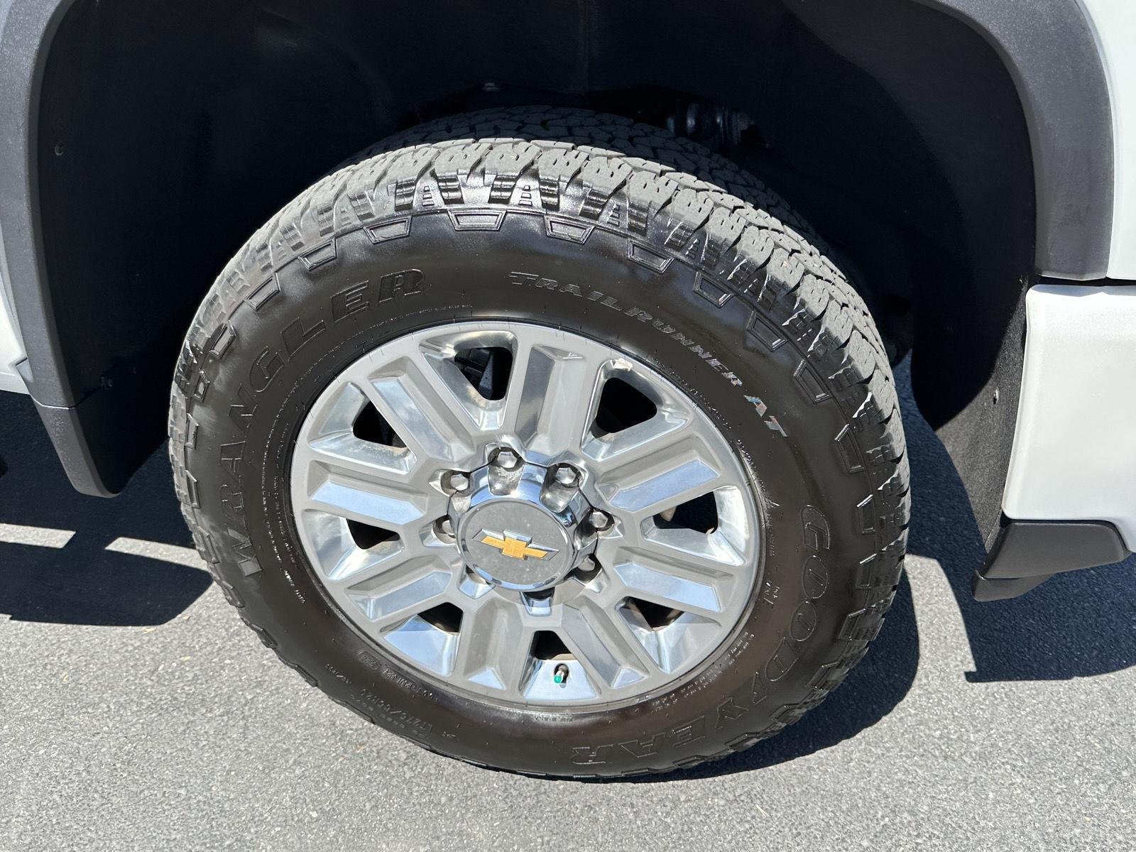 Certified Used 2025 Iridescent Pearl Tricoat Chevrolet High Country image 18