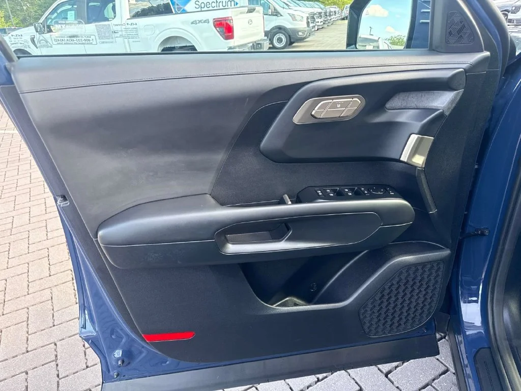 Used 2027 Black Kia S image 14
