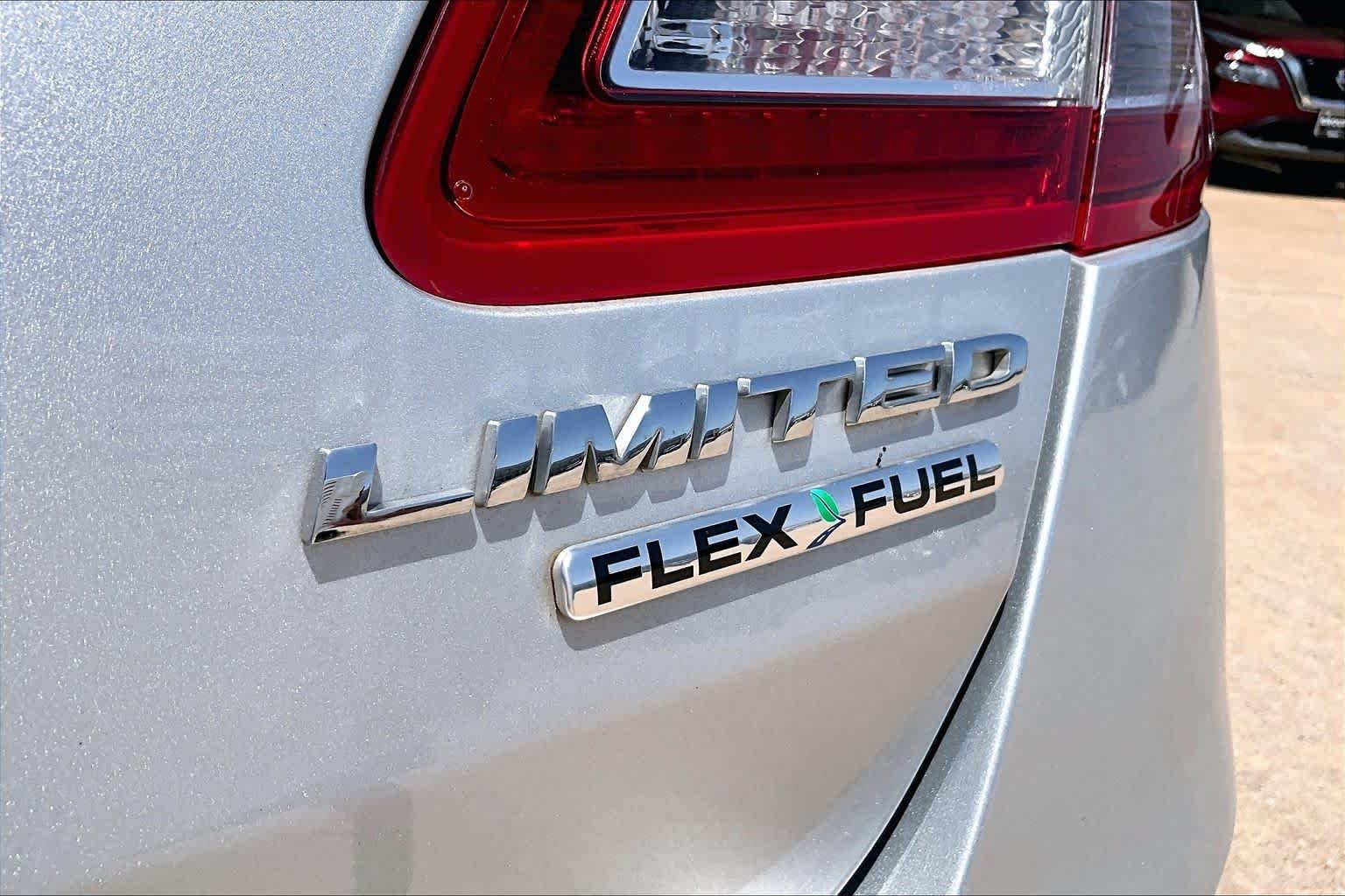 Used 2013 Ingot Silver Metallic Ford Limited image 9