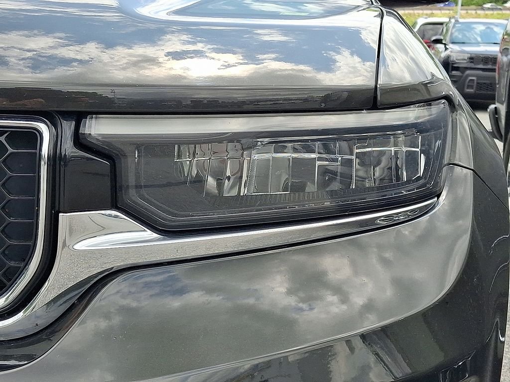 Used 2022 Rocky Mountain Pearlcoat Jeep Overland image 9