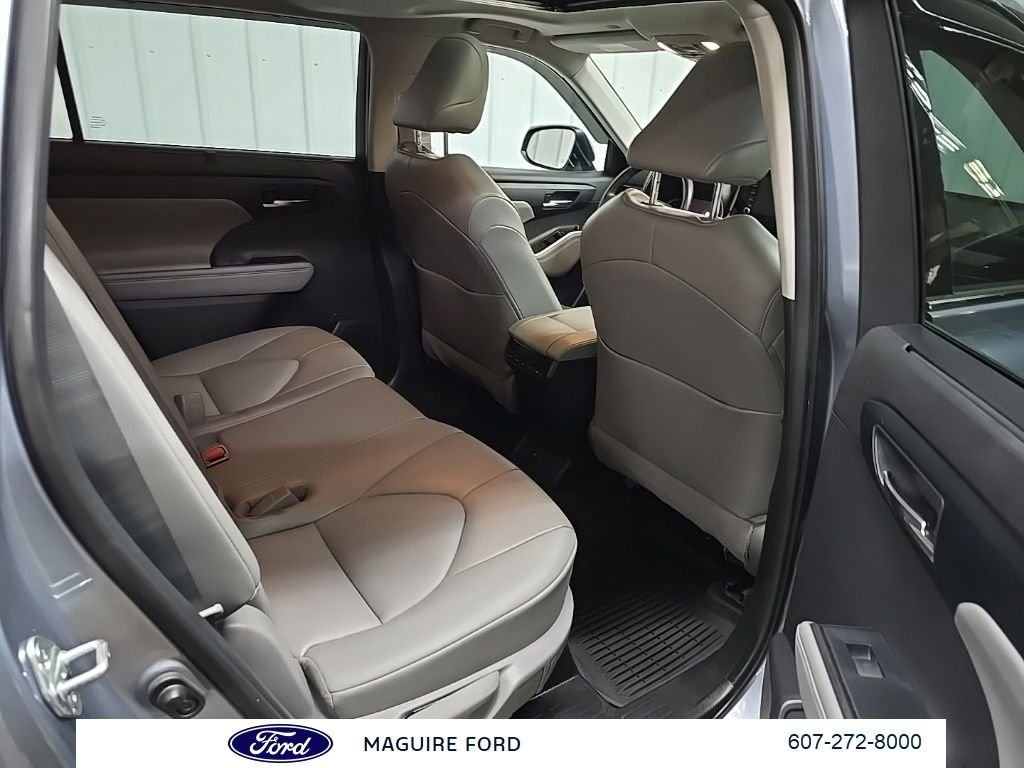 Used 2022 Moon Dust Toyota XLE image 21