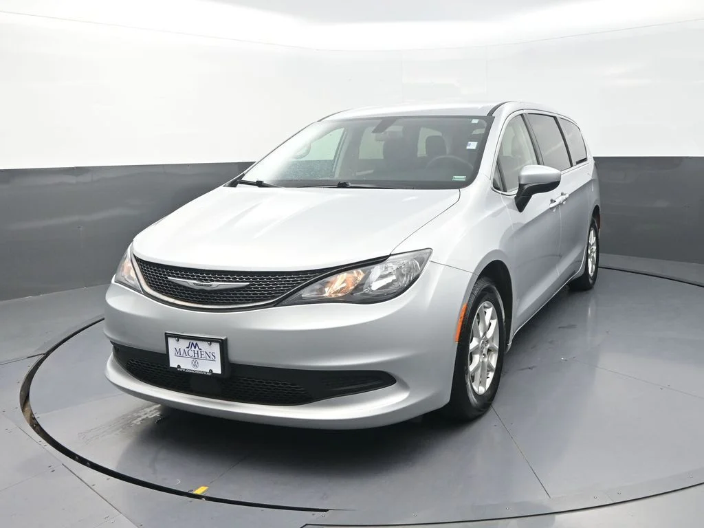 Used 2022 Silver Chrysler LX image 4