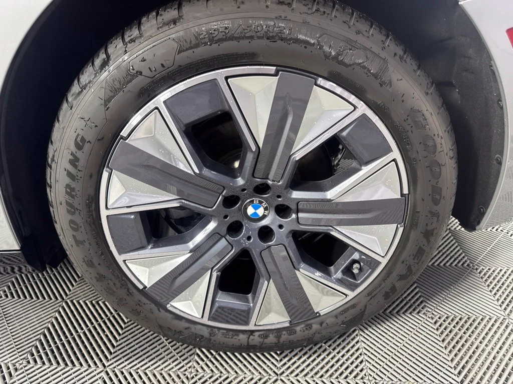 Used 2026 Silver BMW xDrive60 image 11