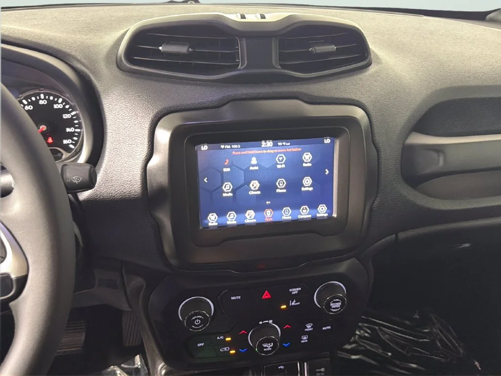 Used 2021  Jeep Latitude image 23