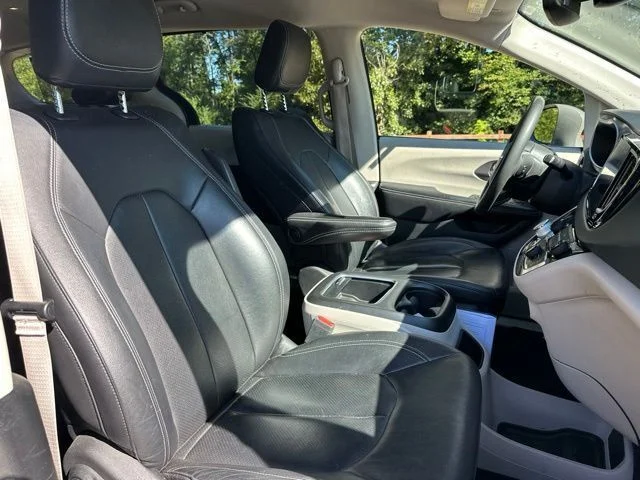 Used 2022 Ceramic Gray Clearcoat Chrysler Touring L image 23