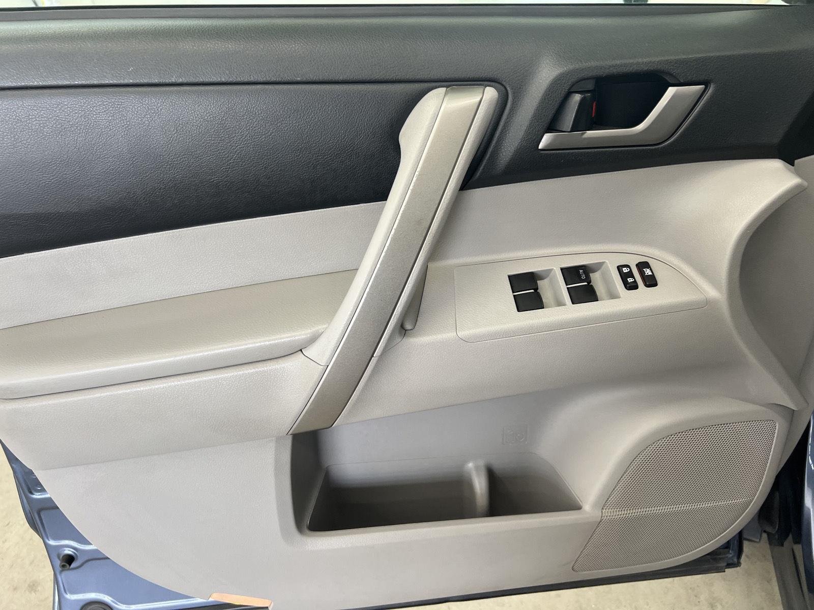 Used 2013 Shoreline Blue Pearl Toyota SE image 12