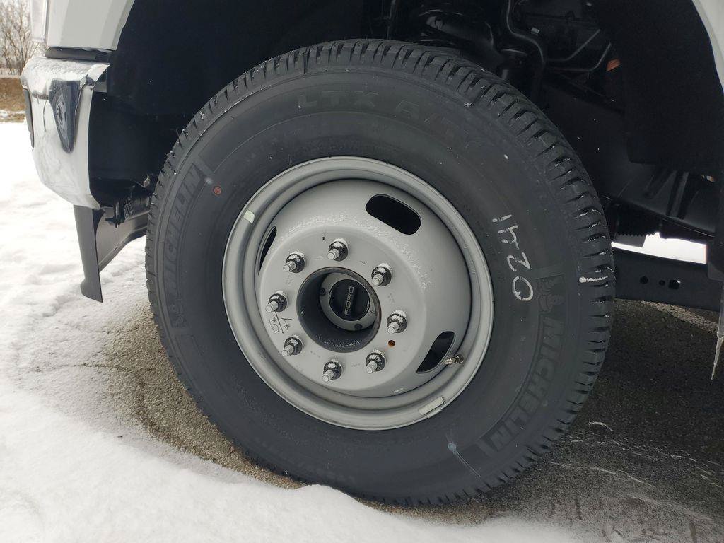 New 2025 Oxford White Ford F-350® XL image 39