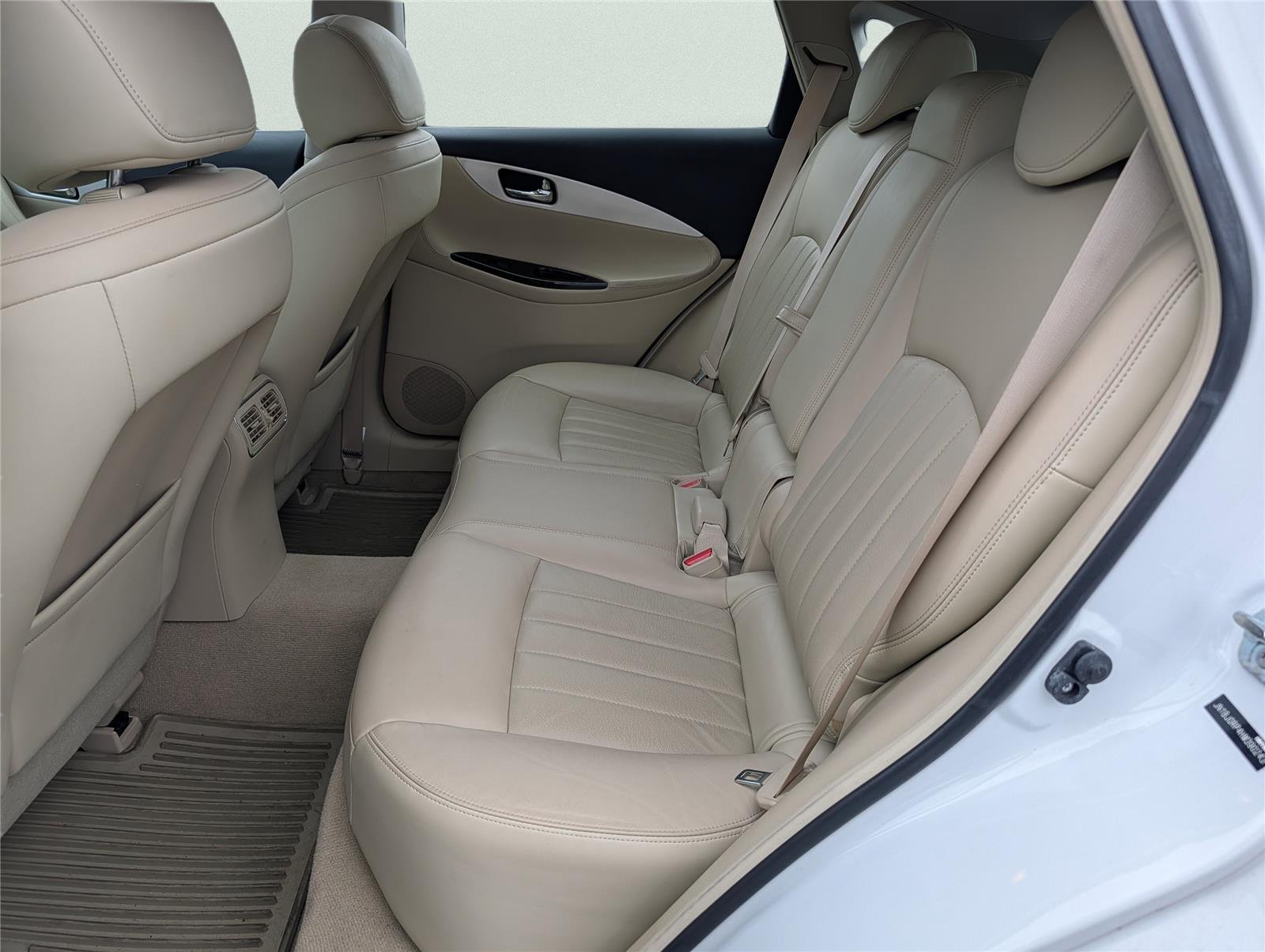 Used 2017 Majestic White INFINITI RWD image 27
