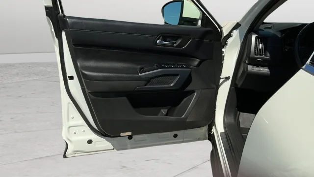 Used 2022 White Nissan SL image 19