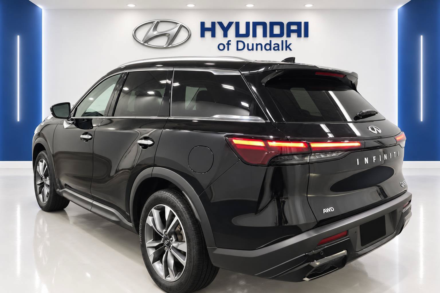 Used 2024 Black INFINITI LUXE image 2