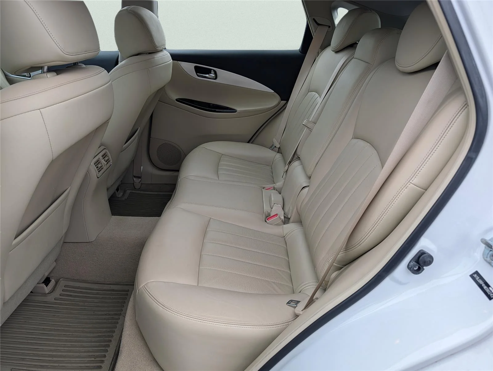 Used 2017 Majestic White INFINITI RWD image 27