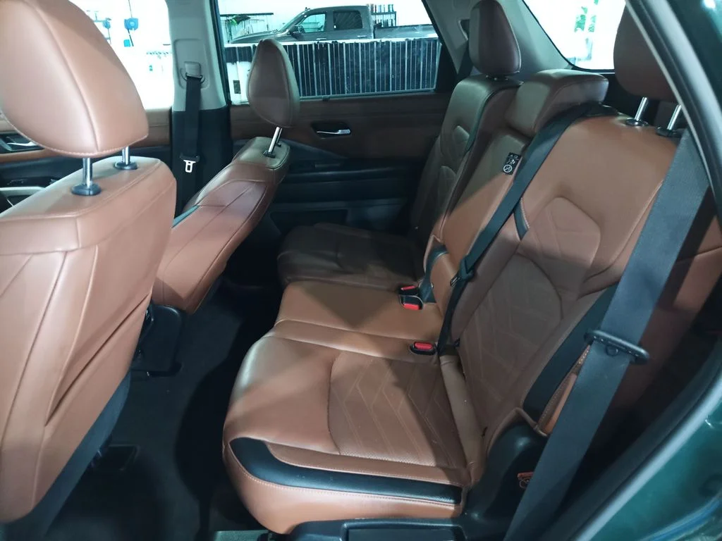 Used 2022 Black Nissan Platinum image 3