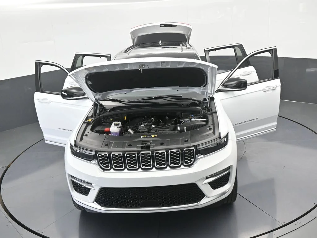 New 2025 Bright White Clear-Coat Exterior Paint Jeep Summit Reserve image 76