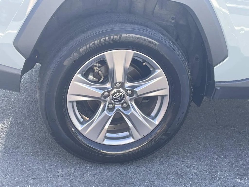 Used 2023  Toyota XLE image 9