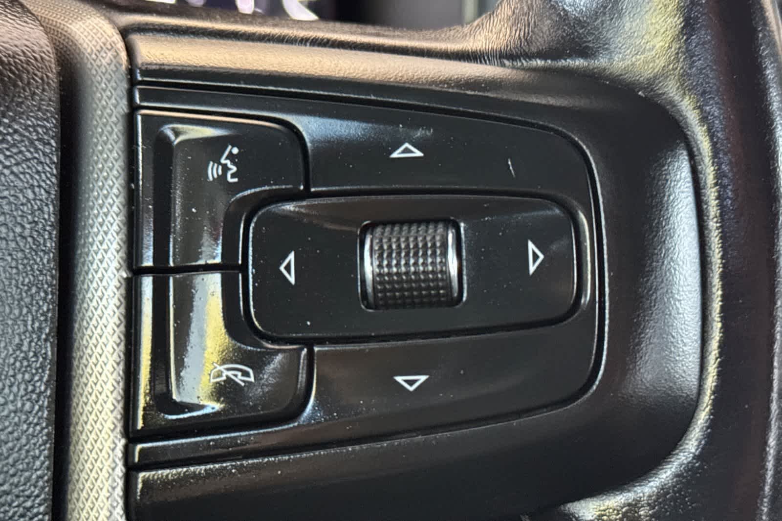Used 2022 White Frost Tricoat GMC Denali image 30