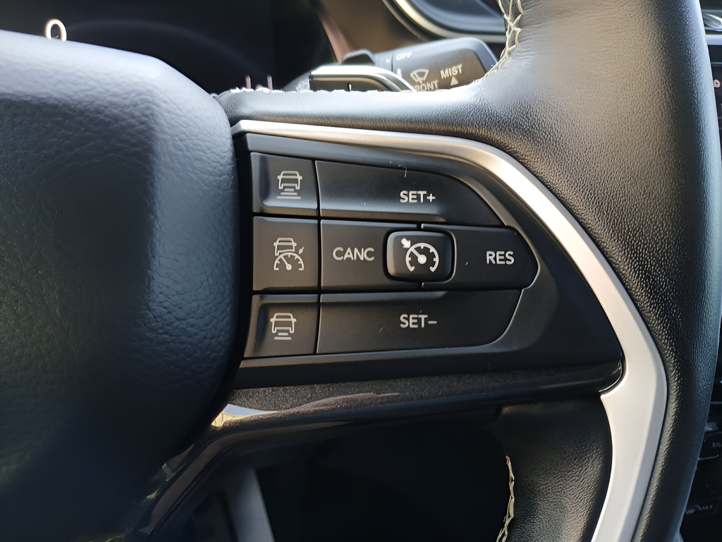 Used 2022 Black Jeep Altitude image 17