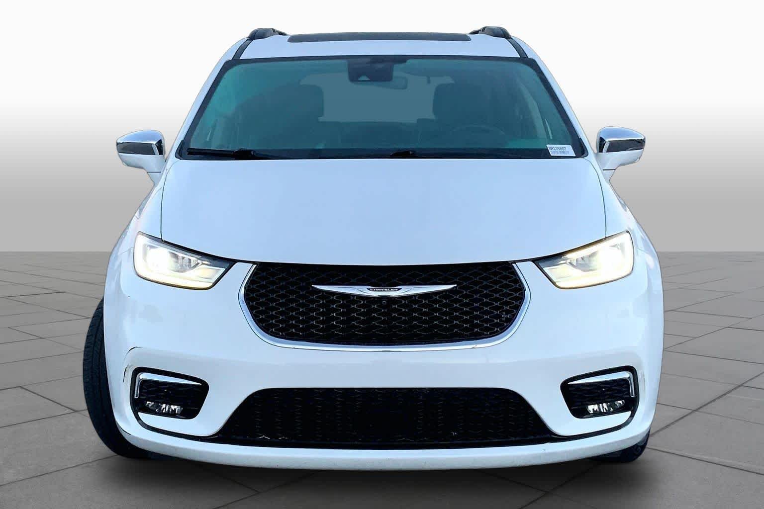 Used 2022 Bright White Clearcoat Chrysler Limited image 4