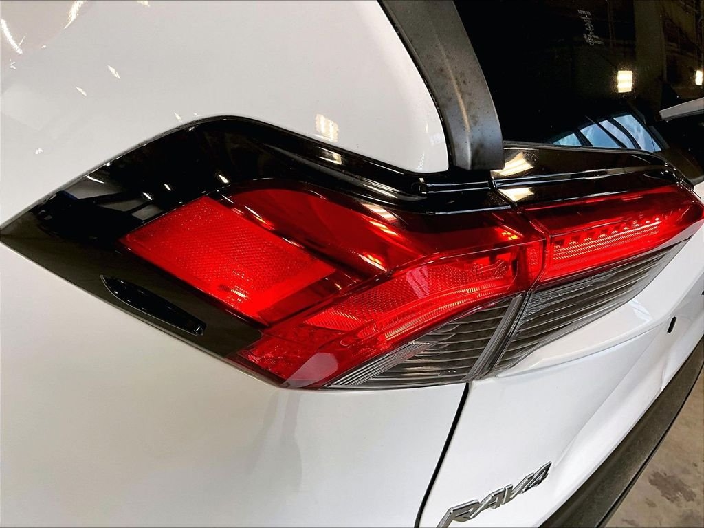 Used 2020 White Toyota LE image 34
