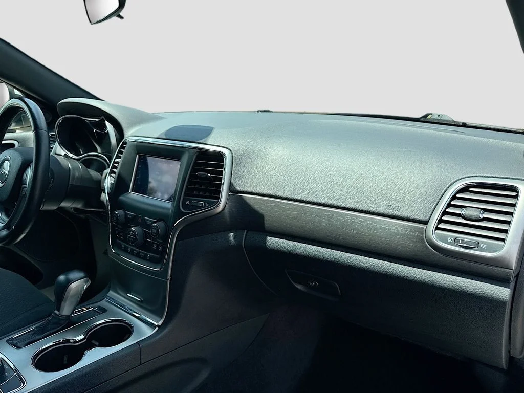 Used 2018 White Jeep Laredo E image 32