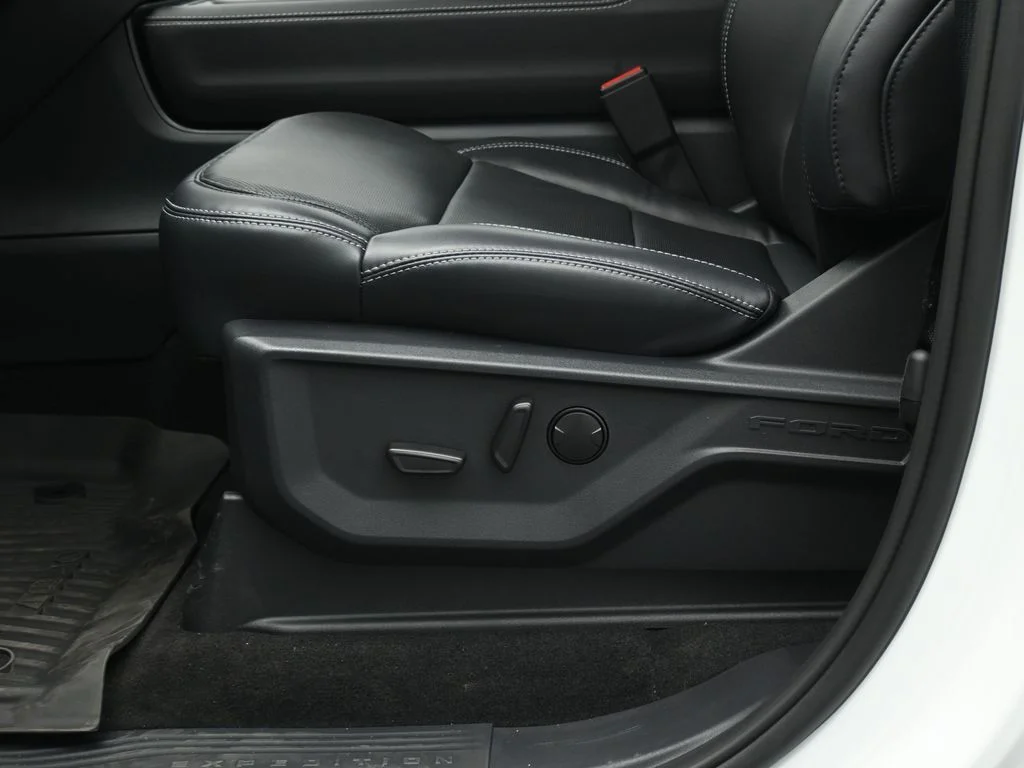 New 2025 Oxford White Ford Platinum image 10