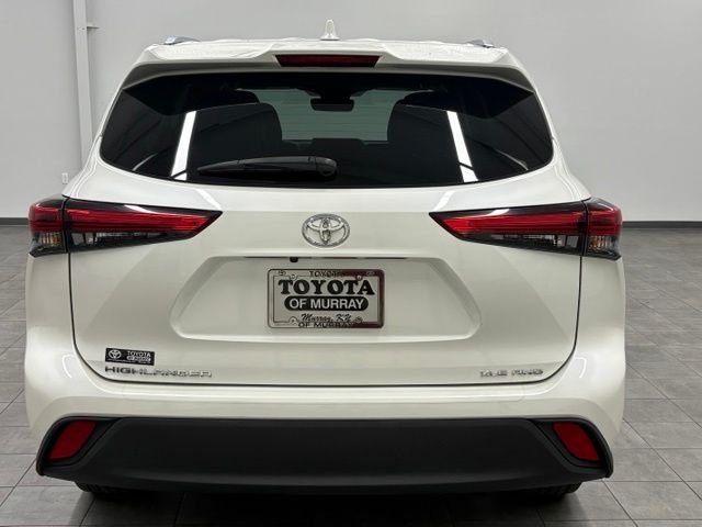 Used 2020 White Toyota XLE image 3