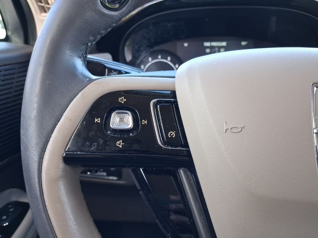 Used 2021 White Lincoln Standard image 28