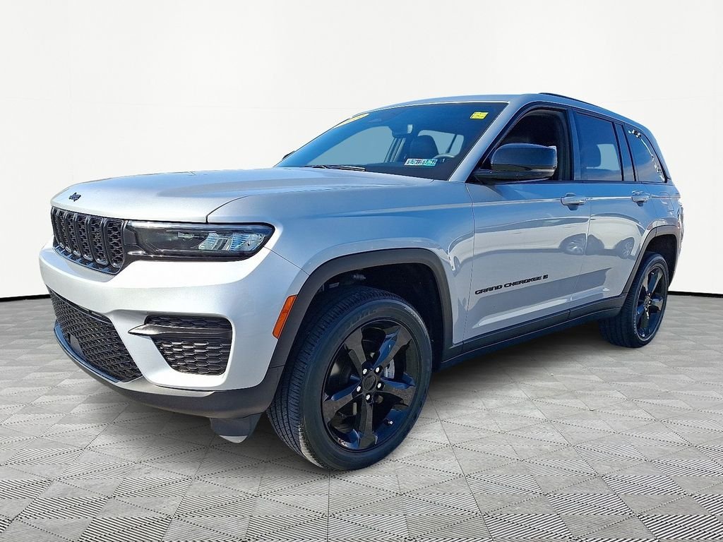 Used 2023 Silver Jeep Altitude X image 3