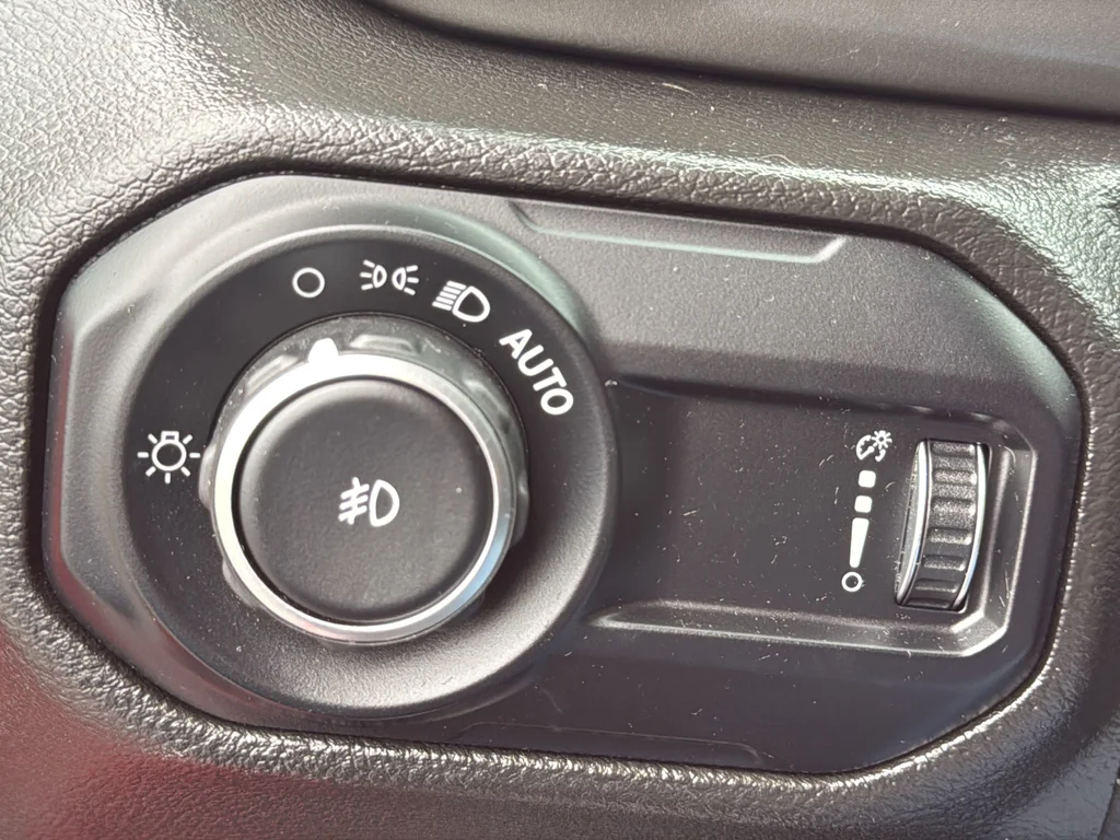 Used 2023 Red Jeep Sport S image 21