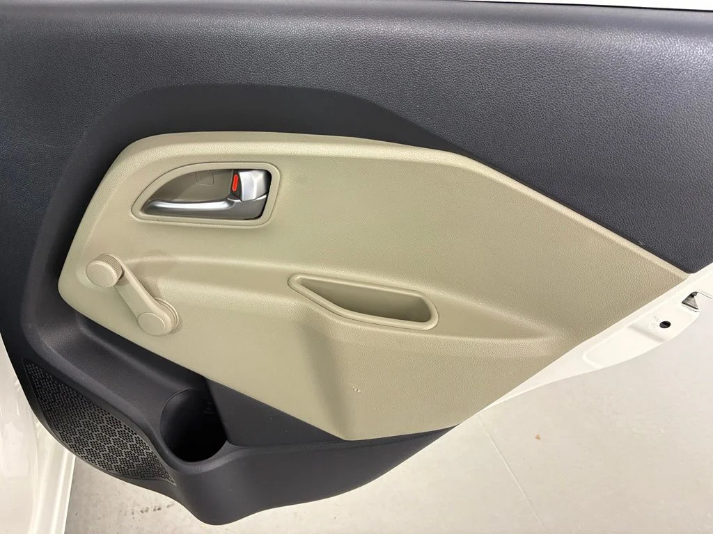 Used 2016 White Kia LX image 31