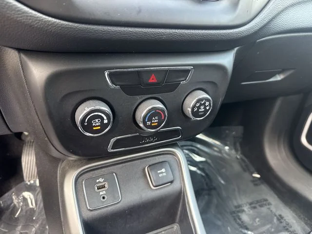 Used 2018 Black Jeep Latitude image 21