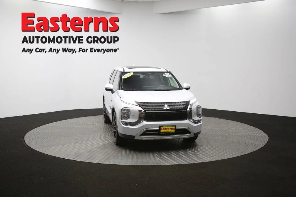 Used 2023 White Mitsubishi SE image 52